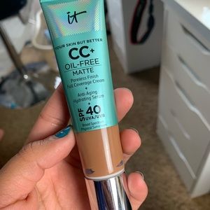 it cosmetics Makeup - IT cosmetics CC oil free matte cream “rich honey” it cosmetics Makeup - IT cosmetics CC oil free matte cream “rich honey”